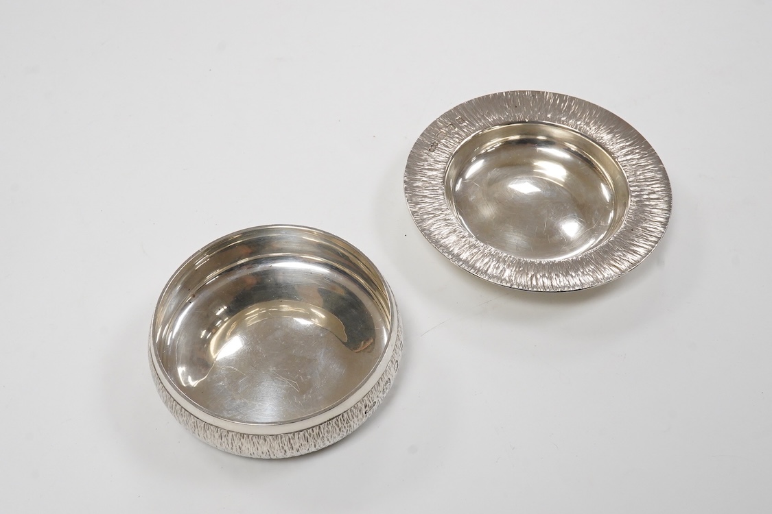 An Edwardian silver mounted glass whisky noggin and matching silver 'Whisky' label by Goldsmiths & Silversmiths Co Ltd, London, 1907, height 10.8cm.